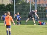 Laatste training S.K.N.W.K. JO8-1 (partijtje tegen de ouders) van maandag 2 juni 2025 (84/123)